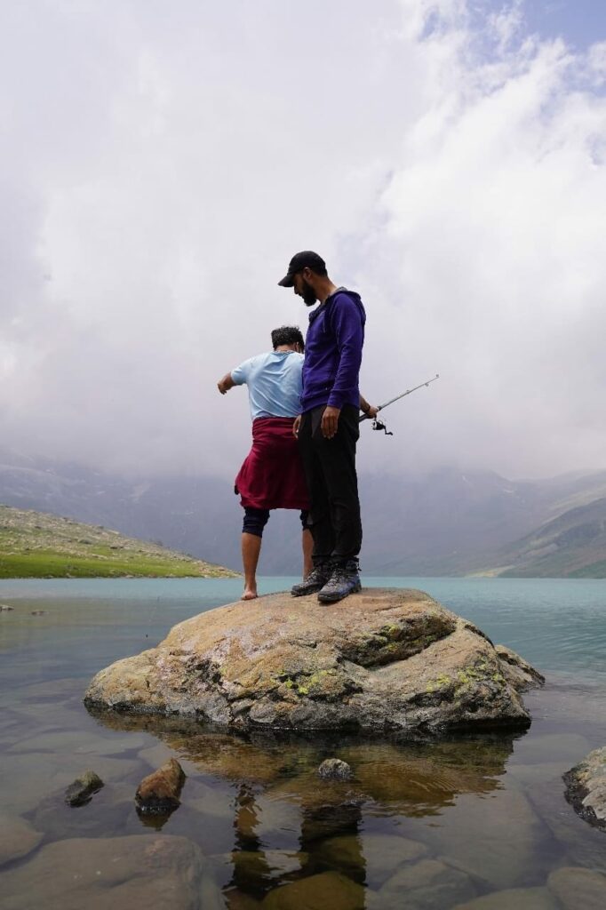 picture-of-two-trekkers-at-kounsarnag-lake