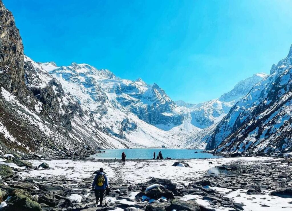 picture-of-group-trekking-towards-tulian-lake